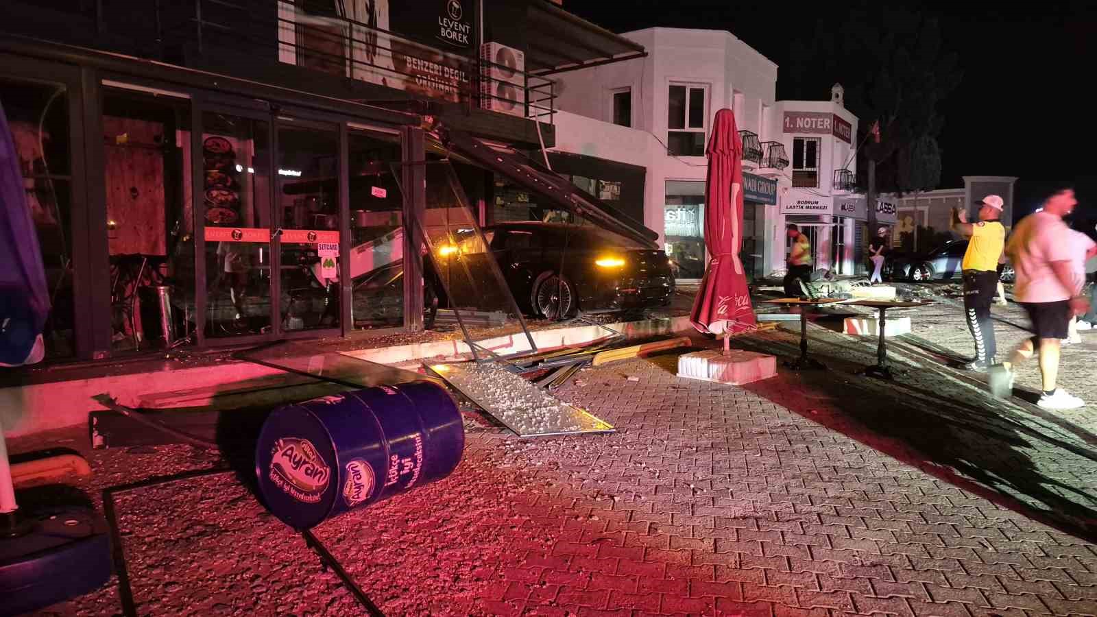 Otomobil börekçiye girdi: 2 yaralı