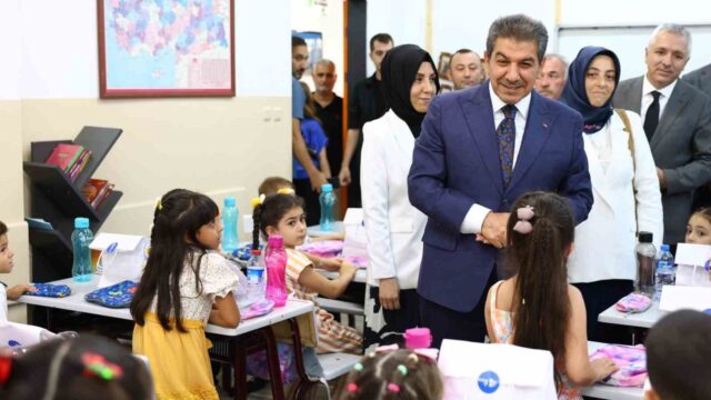 ESENLER BELEDİYESİ, İLÇEDE 1. SINIFA BAŞLAYAN ÖĞRENCİLERE BU YIL DA TEMEL KIRTASİYE MALZEMELERİNDEN OLUŞAN EĞİTİM DESTEĞİ SAĞLIYOR. OKULLARA TESLİM EDİLEN KIRTASİYE SETLERİ, OKUL İDARELERİ TARAFINDAN ÖĞRENCİLERLE BULUŞTURULUYOR.