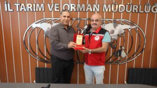ÖTE YANDAN MANİSA İL TARIM VE ORMAN MÜDÜRLÜĞÜ ÇAYIR, MERA VE YEM BİTKİLERİ ŞUBE MÜDÜRÜ OLARAK GÖREV YAPAN SÜREYYA ATMACA (SAĞDAKİ) DA SİNOP İL TARIM VE ORMAN MÜDÜRLÜĞÜ ÇAYIR, MERA VE YEM BİTKİLERİ ŞUBE MÜDÜRÜ OLARAK ATANDI. ATMACA’YA DA GÖREV SÜRESİ BOYUNCA GERÇEKLEŞTİRDİĞİ ÇALIŞMALAR NEDENİYLE İL MÜDÜRÜ MEHMET KARAYILAN (SOLDAKİ) TARAFINDAN PLAKET TAKDİM EDİLDİ. KARAYILAN, ATMACA’YA KURUMA SUNDUĞU KATKILAR VE ÖZVERİLİ ÇALIŞMALARINDAN DOLAYI TEŞEKKÜR EDEREK YENİ GÖREV YERİNDE BAŞARILAR TEMENNİSİNDE BULUNDU.