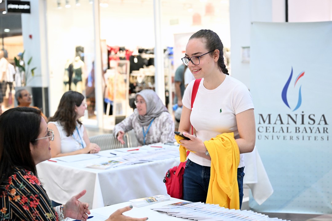 MCBÜ, tercih maratonunda geleceğin üniversitelileriyle buluştu