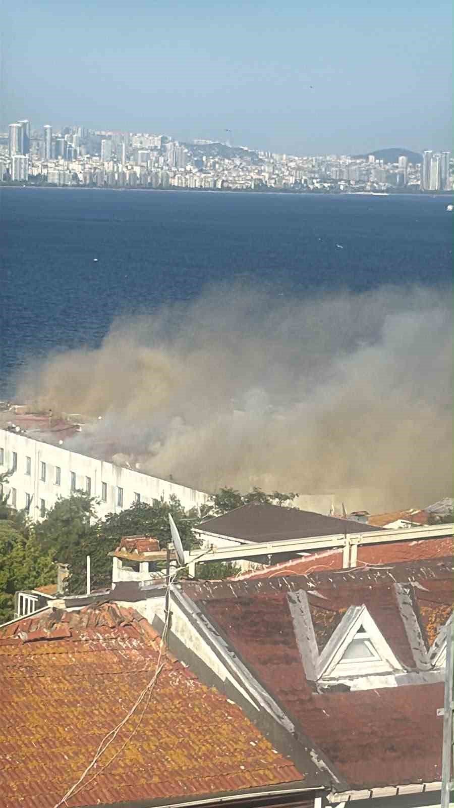 Heybeliada Deniz Harp Okulu’nun çatısında tadilat sırasında yangın çıktı. Olay yerine çevre ilçelerden çok sayıda itfaiye ekibi sevk edilirken, yangına müdahale devam ediyor.