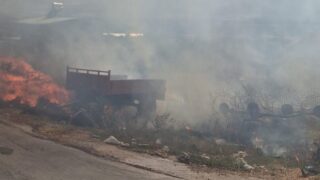 YENİCEKENT MAHALLESİ’NDE DERE YATAĞINDA ÇIKAN YANGIN, EKİPLERİN VE VATANDAŞLARIN MÜDAHALESİYLE KONTROL ALTINA ALINDI. YANGINDA BİR TRAKTÖR RÖMORKUNUN BAZI ÜZÜM BAĞLARI DA ZARAR GÖRDÜ