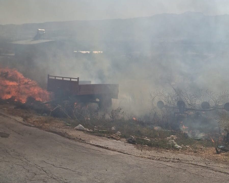 YENİCEKENT MAHALLESİ’NDE DERE YATAĞINDA ÇIKAN YANGIN, EKİPLERİN VE VATANDAŞLARIN MÜDAHALESİYLE KONTROL ALTINA ALINDI. YANGINDA BİR TRAKTÖR RÖMORKUNUN BAZI ÜZÜM BAĞLARI DA ZARAR GÖRDÜ
