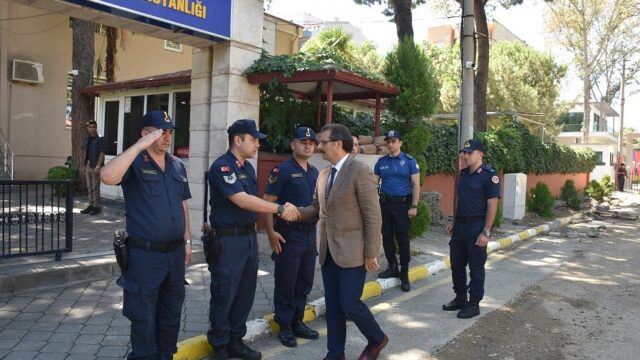 MANİSA’NIN SALİHLİ İLÇE KAYMAKAMI ALİ GÜLDOĞAN, SALİHLİ İLÇE JANDARMA KOMUTANLIĞINI ZİYARET EDEREK İLÇEDE YÜRÜTÜLEN GÜVENLİK VE ASAYİŞ ÇALIŞMALARI HAKKINDA BİLGİ ALDI.