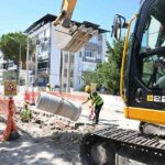 MANİSA BÜYÜKŞEHİR BELEDİYE BAŞKANI BESİM DUTLULU, SOMA’DA 20 MİLYON TL YATIRIM BEDELİYLE SÜRDÜRÜLEN ALTYAPI ÇALIŞMALARINI YERİNDE İNCELEDİ. İNÖNÜ VE İSTASYON MAHALLELERİNDE YÜRÜTÜLEN ÇALIŞMALAR KAPSAMINDA TOPLAM 2 BİN 800 METRELİK YAĞMURSUYU HATTI DÖŞENİRKEN, İNÖNÜ MAHALLESİ’NDEKİ 1.300 METRELİK HATTIN 1.150 METRESİ TAMAMLANDI.