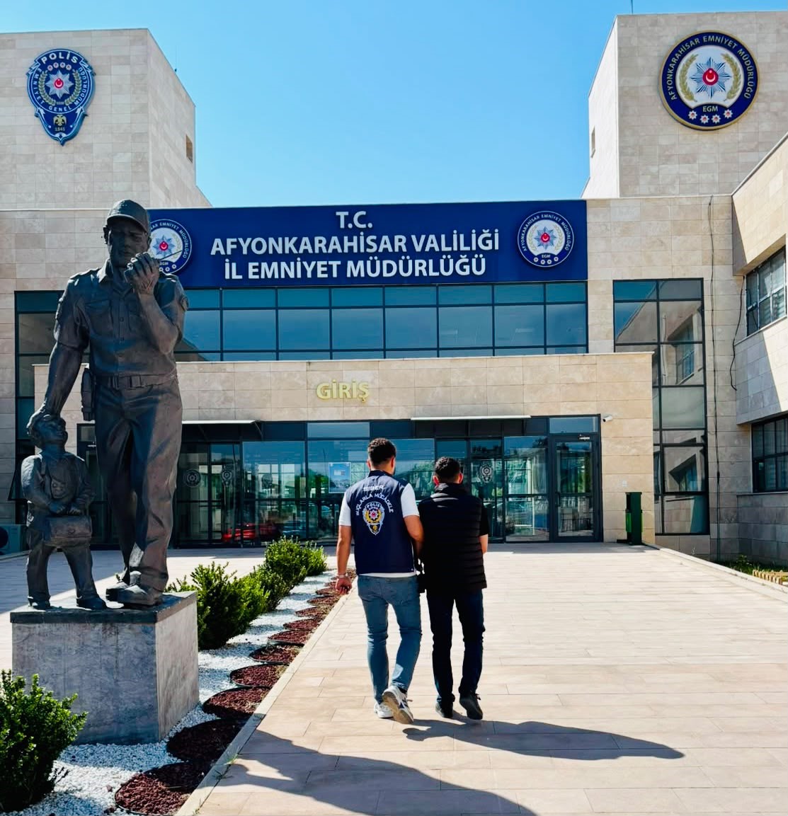 Dolandırıcılık suçundan aranan şahsı polis yakaladı