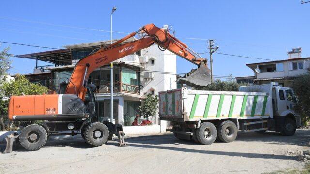 KUŞADASI BELEDİYESİ, KARAOVA MAHALLESİ ATATÜRK BULVARI’NDA YAKLAŞIK 12 BİN METREKARELİK ALANDA GERÇEKLEŞTİRİLECEK KİLİT PARKE YOL YAPIMI İÇİN ZEMİN HAZIRLIK ÇALIŞMALARINA BAŞLADI.