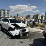 UŞAK’TA OTOMOBİL İLE CİPİN ÇARPIŞMASI SONUCU 3 KİŞİ YARALANARAK HASTANEYE KALDIRILDI.