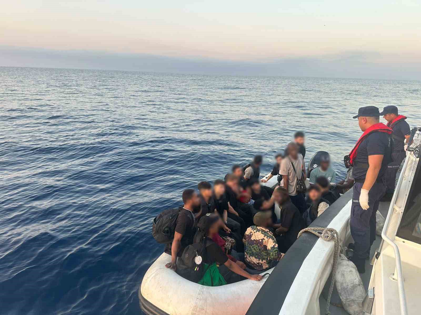 İzmir açıklarında 44 düzensiz göçmen yakalandı