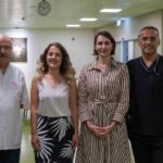 OP. DR. DOĞUKAN AKÇAY (SAĞDA), PROF. DR. BİLAL-İ HABEŞ GÜMÜŞ (SOLDA), UZM. DR. EDA ÇAKIROĞLU ALDEMİR (SAĞDAN İKİNCİ) VE SAĞLIK TURİZMİ BİRİM SORUMLU HEMŞİRESİ BUKET ÜNLÜKOÇ AKIN (SAĞDAN İKİNCİ) AÇIKLAMALARDA BULUNDU