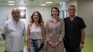 OP. DR. DOĞUKAN AKÇAY (SAĞDA),  PROF. DR. BİLAL-İ HABEŞ GÜMÜŞ (SOLDA),  UZM. DR. EDA ÇAKIROĞLU ALDEMİR (SAĞDAN İKİNCİ) VE  SAĞLIK TURİZMİ BİRİM SORUMLU HEMŞİRESİ BUKET ÜNLÜKOÇ AKIN (SAĞDAN İKİNCİ) AÇIKLAMALARDA BULUNDU