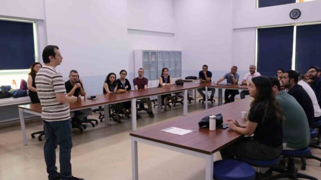 ADÜ TIP FAKÜLTESİNDE, KLİNİK DÖNEM EĞİTİMLERİNDE ÖLÇME VE DEĞERLENDİRME SÜREÇLERİNİN GELİŞTİRİLMESİNE YÖNELİK "KLİNİK DÖNEM ÖLÇME VE DEĞERLENDİRME EĞİTİMİ" GERÇEKLEŞTİRİLDİ.