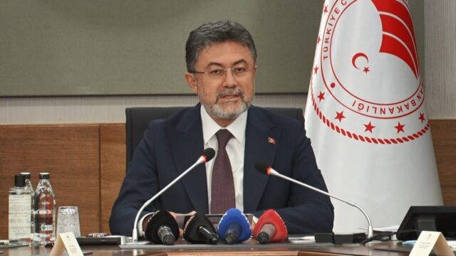 AYDIN TİCARET BORSASI'NDA DÜZENLENEN KURU İNCİR ALIM TÖRENİNDE KONUŞAN AYDIN VALİSİ DR. OSMAN VAROL, 31 AĞUSTOS PAZARTESİ GÜNÜ TARIM VE ORMAN BAKANI İBRAHİM YUMAKLI'NIN AYDIN'A GELEREK İNCİR HASADINA KATILACAĞINI SÖYLEDİ.