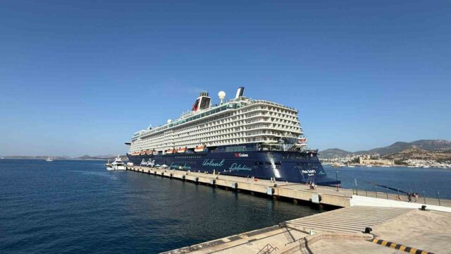 MUĞLA’NIN BODRUM İLÇESİNE GELEN 620 MİLYON DOLAR DEĞERİNDEKİ "MEİN SCHİFF 5" ADLI YOLCU GEMİSİ, TOPLAM 2 BİN 756 YOLCU GETİRDİ.