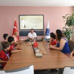 ANKARA’DA 23-25 TEMMUZ TARİHLERİ ARASINDA DÜZENLENEN GREKO-ROMEN GÜREŞ TÜRKİYE ŞAMPİYONASI’NDA MİNDERE ÇIKAN KUŞADALI GENÇ GÜREŞÇİLER, ELDE ETTİKLERİ BAŞARILI DERECELERLE HEM AYDIN’IN HEM DE KUŞADASI’NIN GURURU OLDU. TÜRKİYE’NİN DÖRT BİR YANINDAN BAŞARILI SPORCULARIN MÜCADELE ETTİĞİ ŞAMPİYONADA DERECEYE GİREN MİNİK SPORCULAR, KAZANDIKLARI MADALYALARIN MUTLULUĞUNU KUŞADASI BELEDİYE BAŞKAN VEKİLİ TAHSİN DEMİRTAŞ İLE PAYLAŞTI.