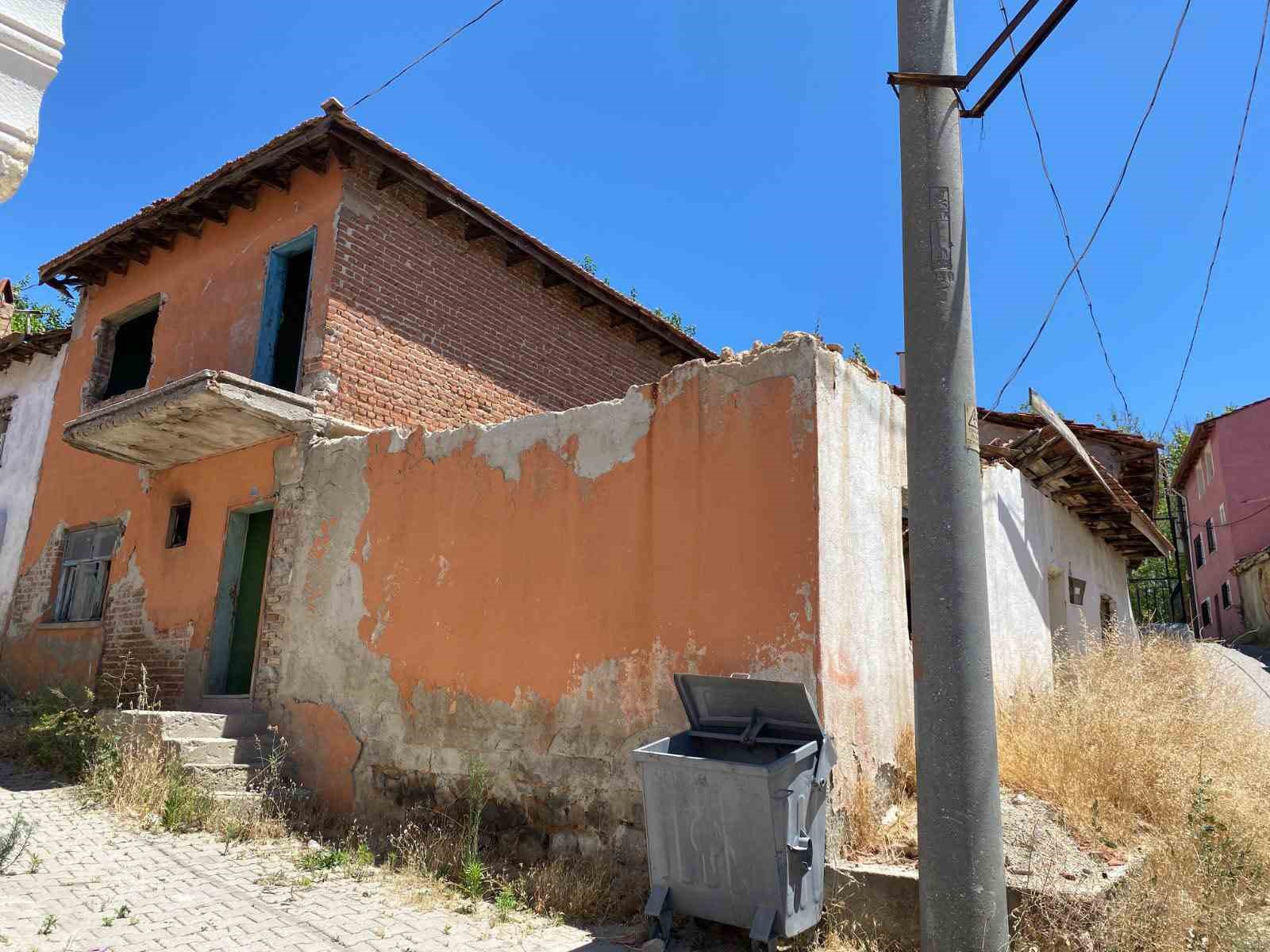 Uşak Belediyesi metruk binaların yıkımını sürdürüyor