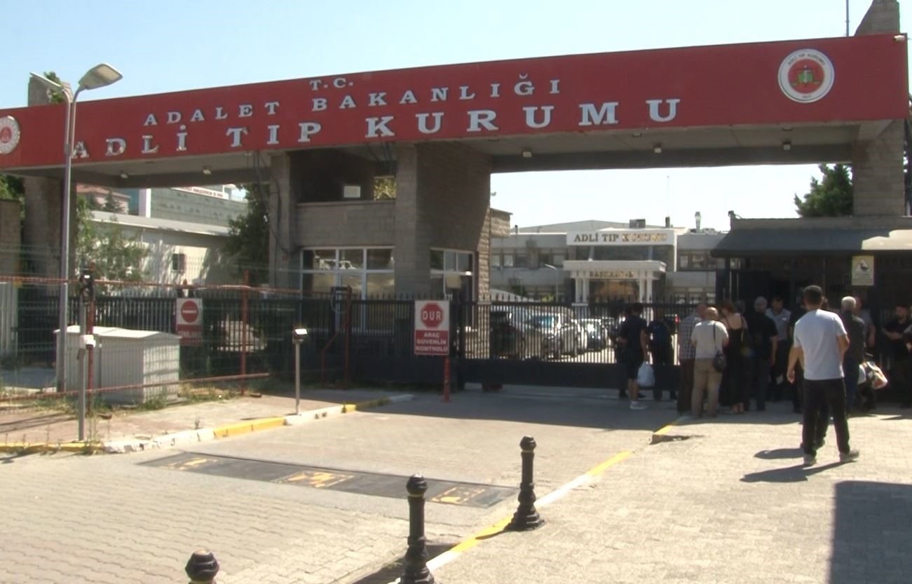 Kazada hayatını kaybeden polis memurunun cenazesi ailesi tarafından Adli Tıp Kurumu’ndan alındı
