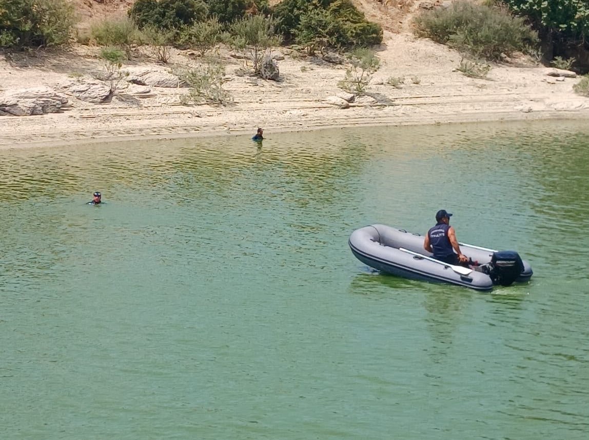Aydın itfaiyesi göletin dibindeki 50 bin dolarlık bambiyi tek parça olarak çıkarmayı başardı