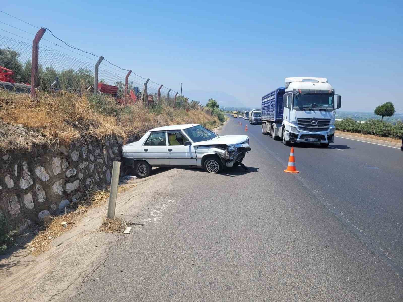 Manisa’da tır ile otomobil çarpıştı: 2 yaralı