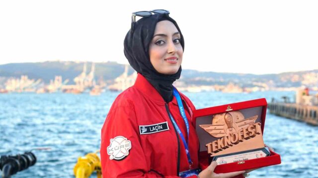 TEKNOFEST MAVİ VATAN 2026 KAPSAMINDA DÜZENLENEN YARIŞMALARDA DERECEYE GİRENLER BELLİ OLDU. MANİSA CELAL BAYAR ÜNİVERSİTESİ EĞİTİM FAKÜLTESİ ÖĞRENCİSİ ELİF LAÇİN, KÜRE TEKNOFEST MAVİ VATAN MADDE YAZIM YARIŞMASI’NDA KÜRE BLOG KATEGORİSİNDE "EDEBİ YAZI ÖDÜLÜ" ALMAYA HAK KAZANDI.