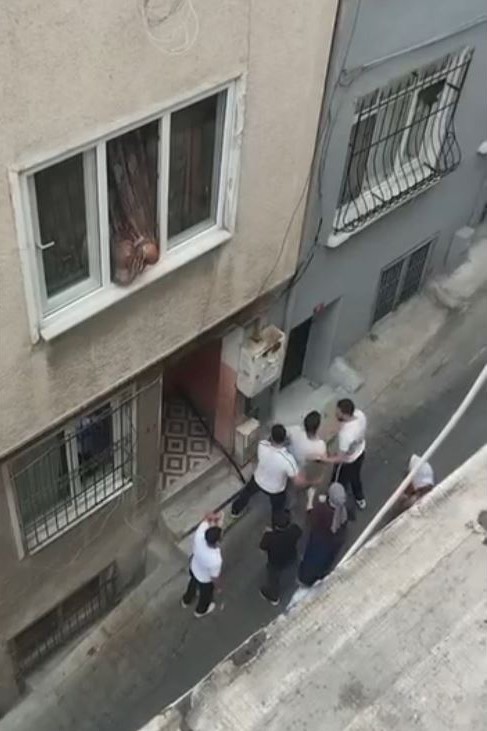 Beyoğlu’nda eniştesinin dükkanında saçını yaptırdı, para tartışması sonrası ortalık karıştı