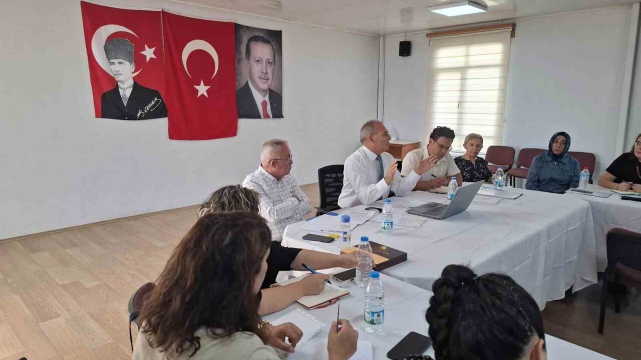 İLÇE MİLLİ EĞİTİM MÜDÜRÜ YILDIRAY DEMİRTAŞ BAŞKANLIĞINDA GERÇEKLEŞTİRİLEN OKUL MÜDÜRLERİ TOPLANTISINDA, 2026-2027 EĞİTİM ÖĞRETİM YILINDA İLÇEDE YÜRÜTÜLECEK ÇALIŞMALAR VE OKULLARIN YENİ EĞİTİM DÖNEMİNE HAZIRLIKLARI MASAYA YATIRILDI.