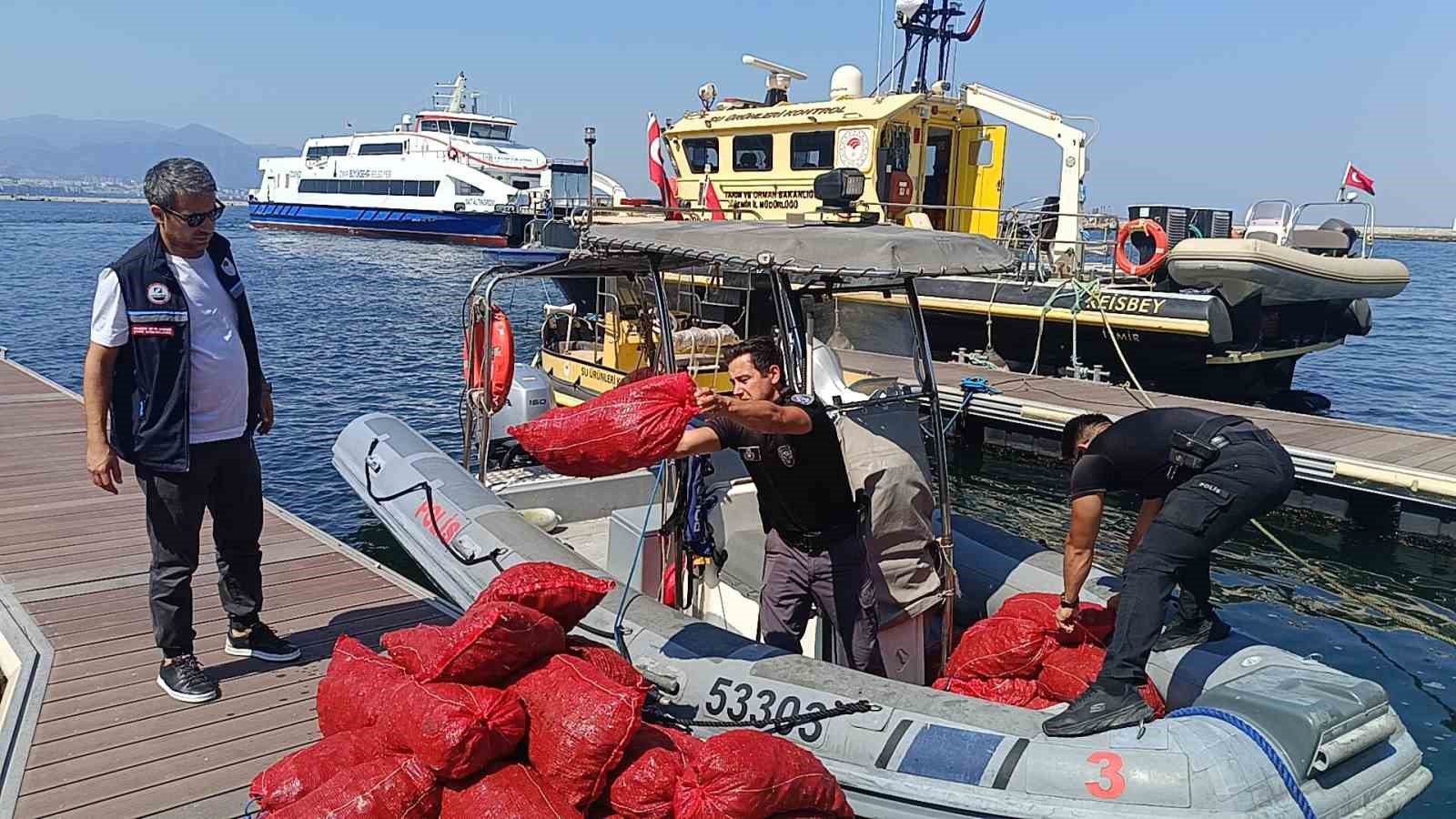 İzmir’de yasa dışı kara midye operasyonu: 560 kilogram midye denize iade edildi