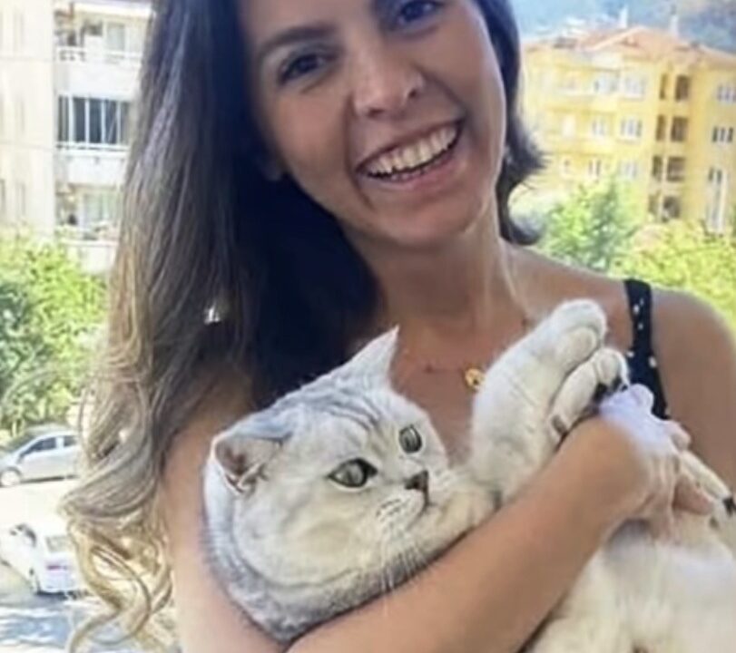 DENİZLİ’NİN PAMUKKALE İLÇESİNDE YOLUN KARŞISINA GEÇMEYE ÇALIŞIRKEN OTOMOBİLİN ÇARPTIĞI 34 YAŞINDAKİ GENÇ KADIN, KALDIRILDIĞI HASTANEDE HAYATINI KAYBETTİ.