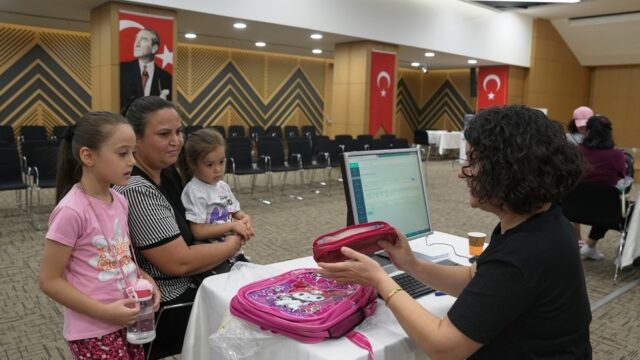 DENİZLİ BÜYÜKŞEHİR BELEDİYESİ, EĞİTİMDE FIRSAT EŞİTLİĞİ İLKESİYLE İLKOKULA BAŞLAYACAK ÖĞRENCİLERE YÖNELİK BAŞLATTIĞI KIRTASİYE VE ÇANTA DESTEĞİNDE DAĞITIMLARA BAŞLADI.