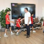ANKARA’DA 23-25 TEMMUZ TARİHLERİ ARASINDA DÜZENLENEN GREKO-ROMEN GÜREŞ TÜRKİYE ŞAMPİYONASI’NDA MİNDERE ÇIKAN KUŞADALI GENÇ GÜREŞÇİLER, ELDE ETTİKLERİ BAŞARILI DERECELERLE HEM AYDIN’IN HEM DE KUŞADASI’NIN GURURU OLDU. TÜRKİYE’NİN DÖRT BİR YANINDAN BAŞARILI SPORCULARIN MÜCADELE ETTİĞİ ŞAMPİYONADA DERECEYE GİREN MİNİK SPORCULAR, KAZANDIKLARI MADALYALARIN MUTLULUĞUNU KUŞADASI BELEDİYE BAŞKAN VEKİLİ TAHSİN DEMİRTAŞ İLE PAYLAŞTI.