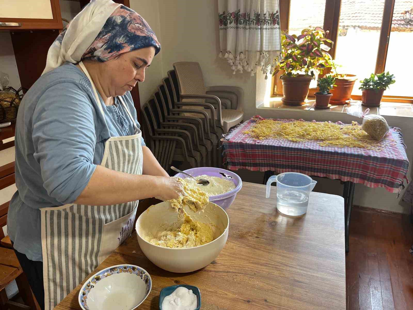 Buldanlı kadınlar kışlık gıda hazırlıklarına başladı