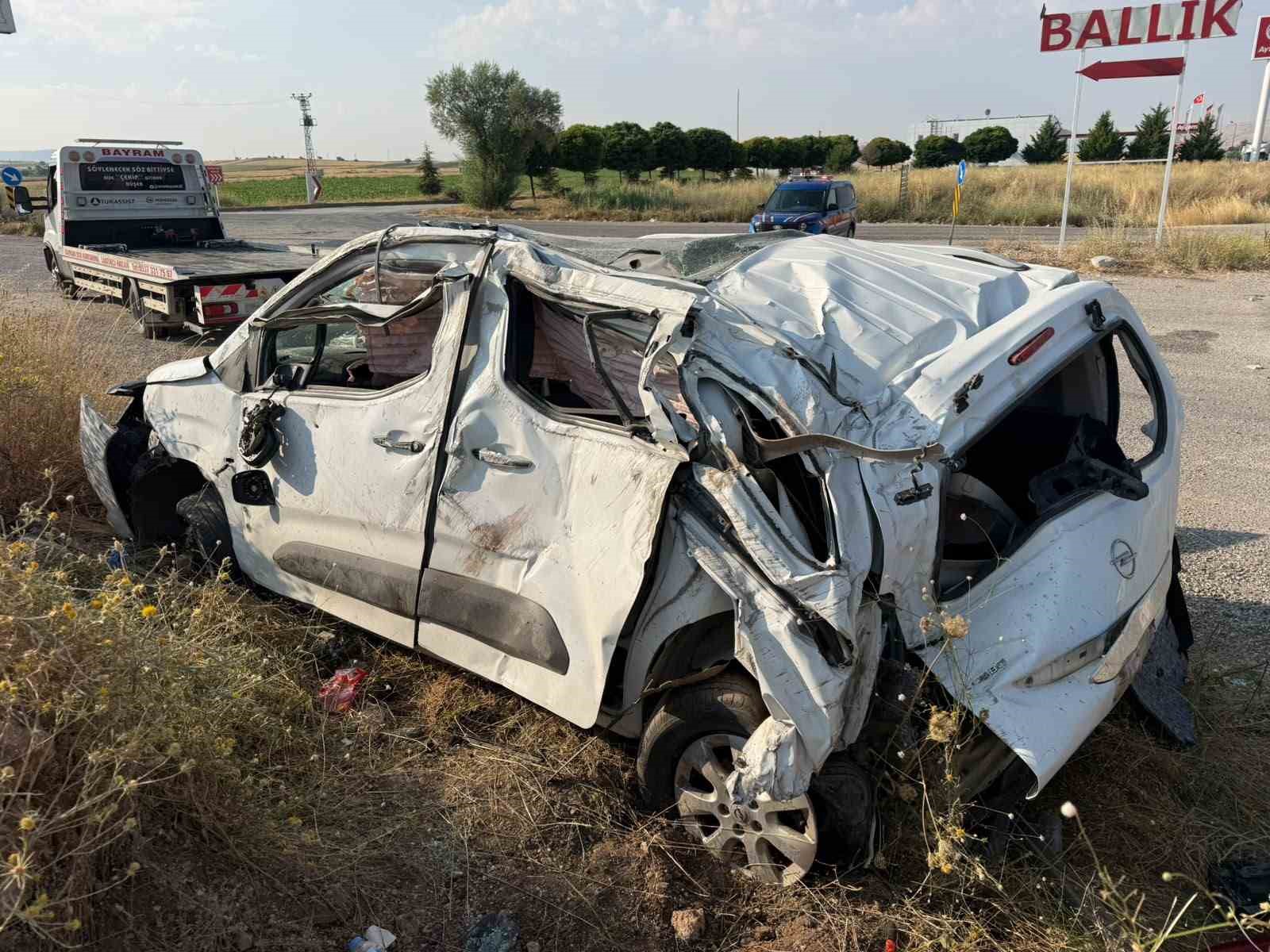 Hafif ticari araç takla attı: 1 ölü, 2 yaralı