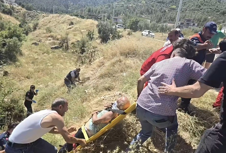 DENİZLİ’DE 2 GÜNDÜR KAYIP OLARAK ARANAN 79 YAŞINDAKİ ALZHEİMER HASTASI YAŞLI ADAM, DRON VE İZ TAKİP KÖPEKLERİNİN KATILDIĞI ÇALIŞMALAR SONUCU SAĞ OLARAK BULUNDU. YAŞLI ADAM, DÜŞTÜĞÜ DERE YATAĞINDAN EKİPLERİN YOĞUN ÇALIŞMASI SONUCU KURTARILDI.
