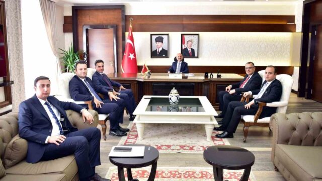 AYDIN VALİSİ DR. OSMAN VAROL, SÖKE, DİDİM VE KUŞADASI İLÇELERİNDE GÖREV YAPAN ADLİ TEŞKİLAT YÖNETİCİLERİNİ MAKAMINDA KABUL ETTİ.