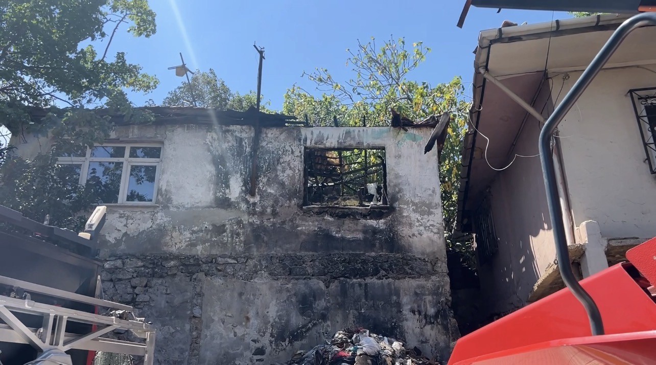 Pendik’te metruk ev yangını yan binaya sıçradı