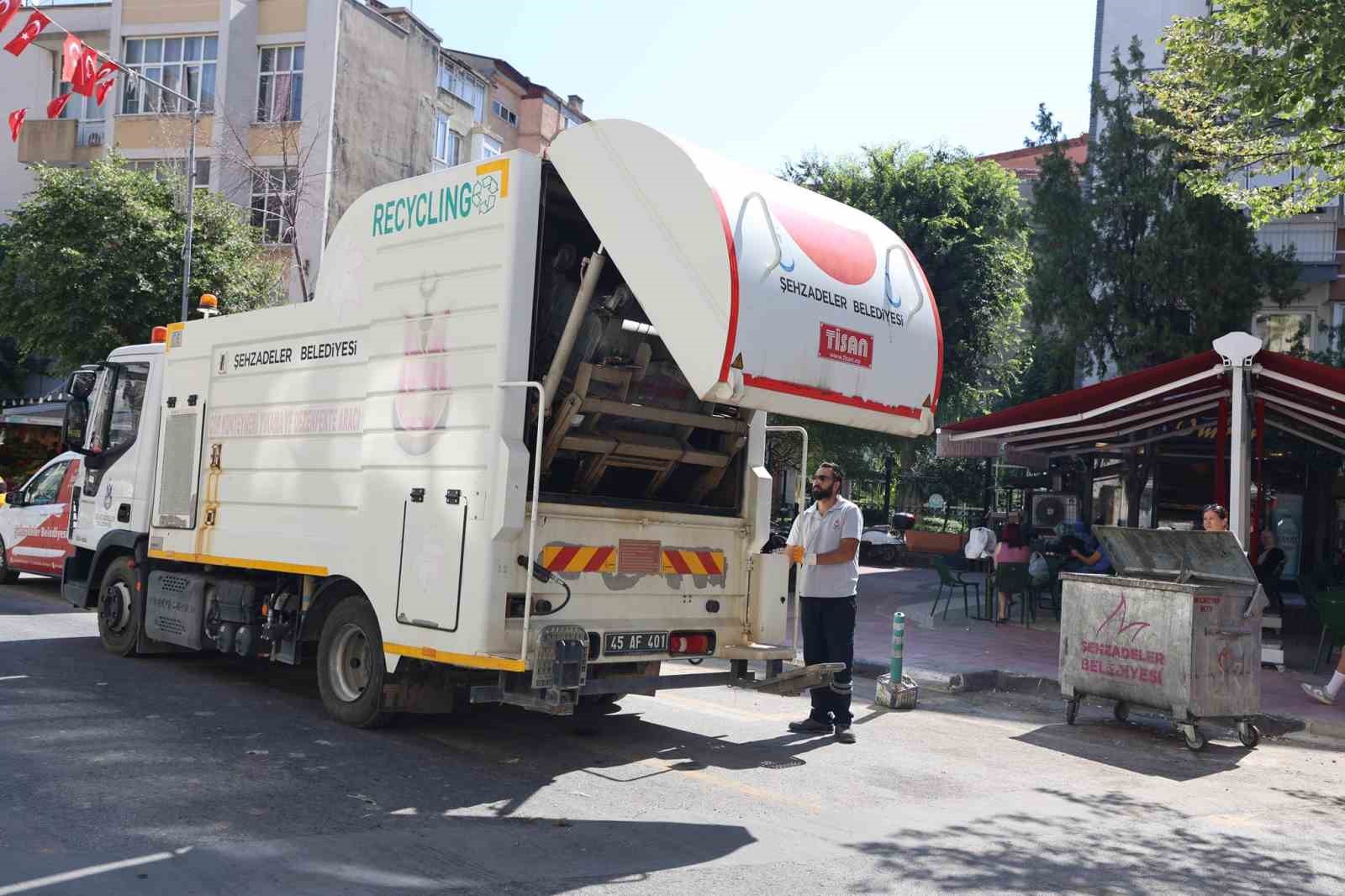 Şehzadeler’de çöp konteynerleri dezenfekte ediliyor