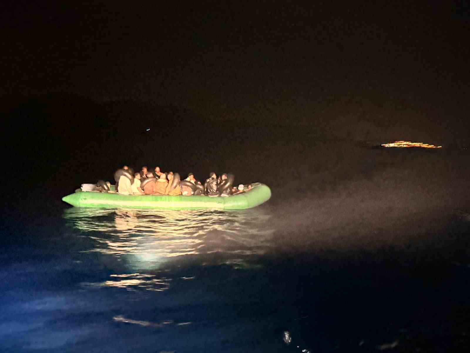 İzmir açıklarında 29 düzensiz göçmen yakalandı