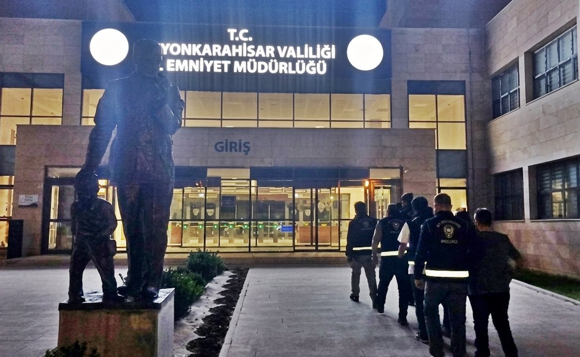 Sanayiye tamir için bırakılan otomobili çalan 3 kişiyi polis yakaladı