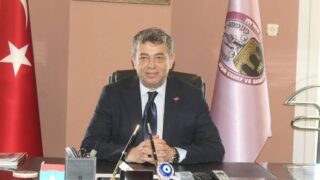 AYDIN ESNAF VE SANATKÂRLAR ODALARI BİRLİĞİ (AYESOB) BAŞKANI VE TESK YÖNETİM KURULU ÜYESİ MUHAMMET ALİ KÜNKCÜ, MOTORLU KARA TAŞITLARININ KİRALANMASINA YÖNELİK YENİ DÜZENLEMELER HAKKINDA ODA BAŞKANLARINI VE SEKTÖR TEMSİLCİLERİNİ BİLGİLENDİRDİ. KÜNKCÜ, ARAÇ KİRALAMA İŞLETMELERİNİN FAALİYETLERİNİ SÜRDÜREBİLMELERİ İÇİN 1 TEMMUZ 2027 TARİHİNE KADAR YETKİ BELGESİ ALMALARININ ZORUNLU OLDUĞUNU AÇIKLADI.