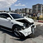 UŞAK’TA OTOMOBİL İLE CİPİN ÇARPIŞMASI SONUCU 3 KİŞİ YARALANARAK HASTANEYE KALDIRILDI.
