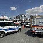 UŞAK’TA OTOMOBİL İLE CİPİN ÇARPIŞMASI SONUCU 3 KİŞİ YARALANARAK HASTANEYE KALDIRILDI.