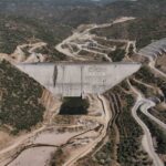 AYDIN'IN SÖKE İLÇESİNDE YAPIMI DEVAM EDEN VE GÖVDE DOLGUSU YÜZDE 92 ORANINDA TAMAMLANAN SARIÇAY BARAJI'NDA, ÇALIŞMALAR ARALIKSIZ DEVAM EDİYOR.