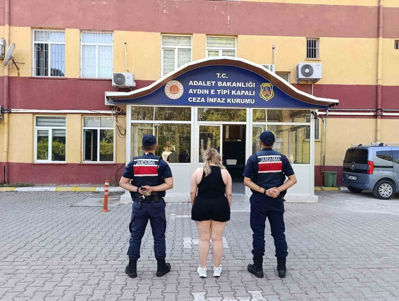 Uyuşturucu suçundan aranan genç kadın Kuşadası’nda yakalandı