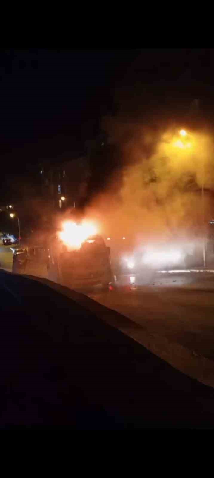 Kartal’da minibüs yangını: Peş peşe patlamalar paniğe neden oldu