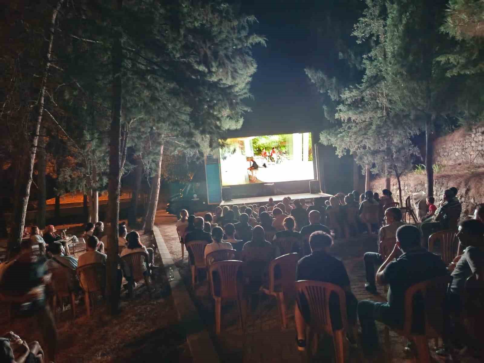 Denizli Büyükşehirden Çivril’de açık hava sineması keyfi