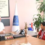 ANKARA’DA 23-25 TEMMUZ TARİHLERİ ARASINDA DÜZENLENEN GREKO-ROMEN GÜREŞ TÜRKİYE ŞAMPİYONASI’NDA MİNDERE ÇIKAN KUŞADALI GENÇ GÜREŞÇİLER, ELDE ETTİKLERİ BAŞARILI DERECELERLE HEM AYDIN’IN HEM DE KUŞADASI’NIN GURURU OLDU. TÜRKİYE’NİN DÖRT BİR YANINDAN BAŞARILI SPORCULARIN MÜCADELE ETTİĞİ ŞAMPİYONADA DERECEYE GİREN MİNİK SPORCULAR, KAZANDIKLARI MADALYALARIN MUTLULUĞUNU KUŞADASI BELEDİYE BAŞKAN VEKİLİ TAHSİN DEMİRTAŞ İLE PAYLAŞTI.