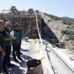 AYDIN'IN SÖKE İLÇESİNDE YAPIMI DEVAM EDEN VE GÖVDE DOLGUSU YÜZDE 92 ORANINDA TAMAMLANAN SARIÇAY BARAJI'NDA, ÇALIŞMALAR ARALIKSIZ DEVAM EDİYOR.
