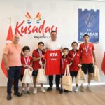 ANKARA’DA 23-25 TEMMUZ TARİHLERİ ARASINDA DÜZENLENEN GREKO-ROMEN GÜREŞ TÜRKİYE ŞAMPİYONASI’NDA MİNDERE ÇIKAN KUŞADALI GENÇ GÜREŞÇİLER, ELDE ETTİKLERİ BAŞARILI DERECELERLE HEM AYDIN’IN HEM DE KUŞADASI’NIN GURURU OLDU. TÜRKİYE’NİN DÖRT BİR YANINDAN BAŞARILI SPORCULARIN MÜCADELE ETTİĞİ ŞAMPİYONADA DERECEYE GİREN MİNİK SPORCULAR, KAZANDIKLARI MADALYALARIN MUTLULUĞUNU KUŞADASI BELEDİYE BAŞKAN VEKİLİ TAHSİN DEMİRTAŞ İLE PAYLAŞTI.