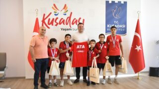 ANKARA’DA 23-25 TEMMUZ TARİHLERİ ARASINDA DÜZENLENEN GREKO-ROMEN GÜREŞ TÜRKİYE ŞAMPİYONASI’NDA MİNDERE ÇIKAN KUŞADALI GENÇ GÜREŞÇİLER, ELDE ETTİKLERİ BAŞARILI DERECELERLE HEM AYDIN’IN HEM DE KUŞADASI’NIN GURURU OLDU. TÜRKİYE’NİN DÖRT BİR YANINDAN BAŞARILI SPORCULARIN MÜCADELE ETTİĞİ ŞAMPİYONADA DERECEYE GİREN MİNİK SPORCULAR, KAZANDIKLARI MADALYALARIN MUTLULUĞUNU KUŞADASI BELEDİYE BAŞKAN VEKİLİ TAHSİN DEMİRTAŞ İLE PAYLAŞTI.