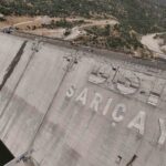 AYDIN'IN SÖKE İLÇESİNDE YAPIMI DEVAM EDEN VE GÖVDE DOLGUSU YÜZDE 92 ORANINDA TAMAMLANAN SARIÇAY BARAJI'NDA, ÇALIŞMALAR ARALIKSIZ DEVAM EDİYOR.